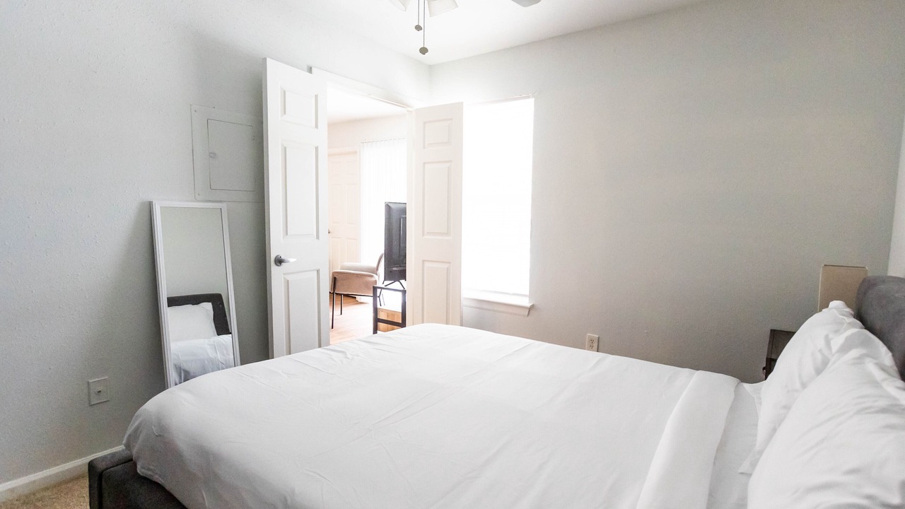 Photo of Bedroom in Coliseum Central