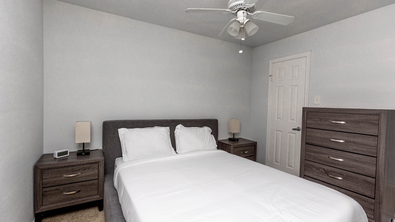 Photo of Bedroom in Coliseum Central