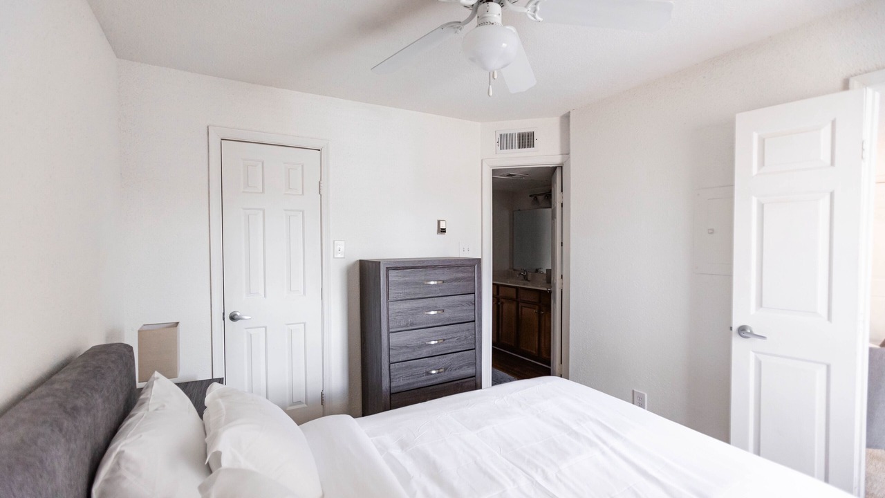 Photo of Bedroom in Coliseum Central