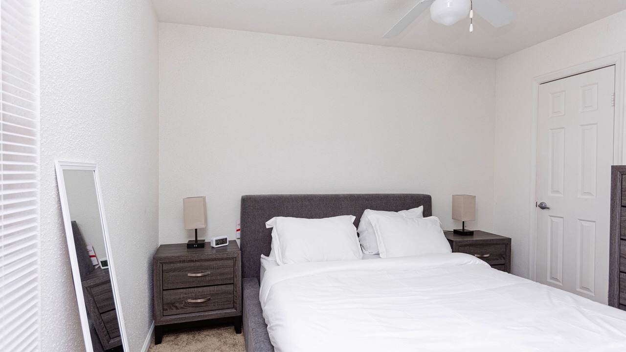 Photo of Bedroom in Coliseum Central