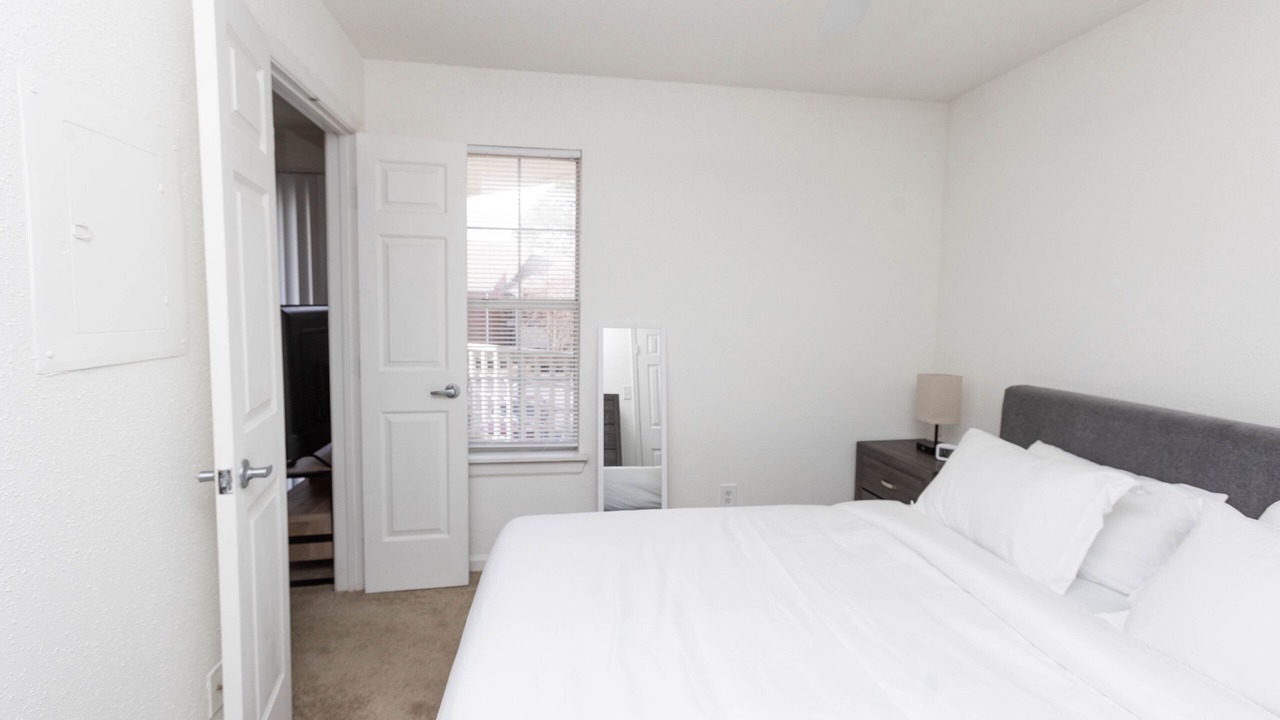 Photo of Bedroom in Coliseum Central