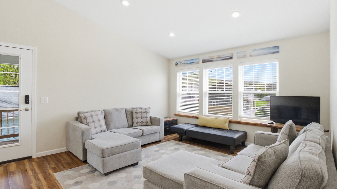 Photo of Livingroom in Town of Richmond