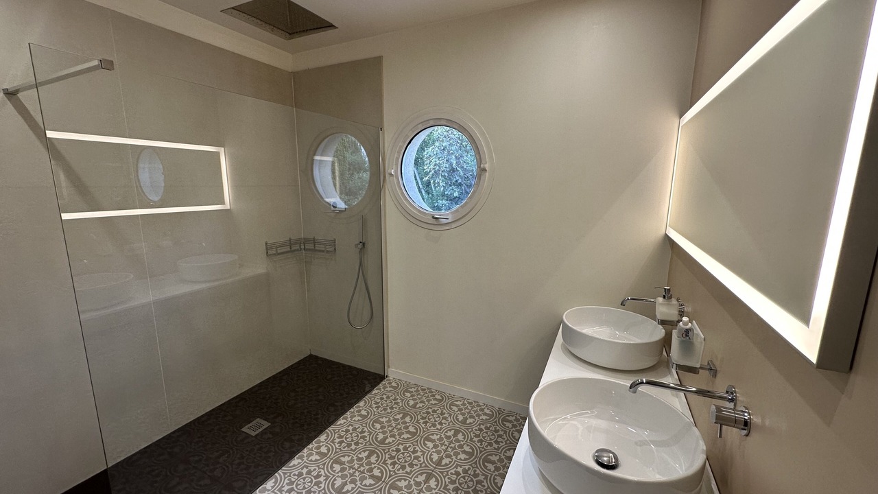 Photo of Bathroom in Le Plessis-Robinson