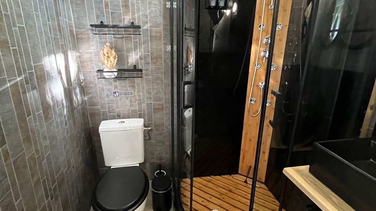 Photo of Bathroom in Manneville-la-Raoult