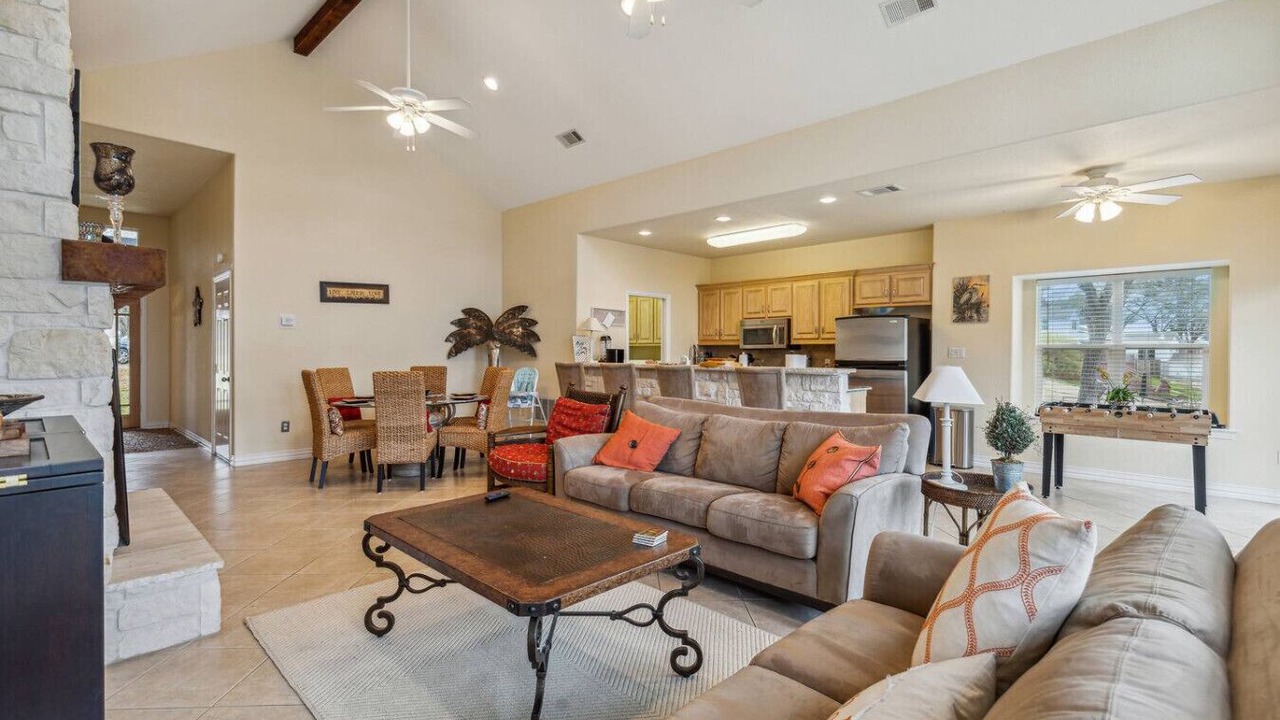 Photo of Livingroom in Gun Barrel City