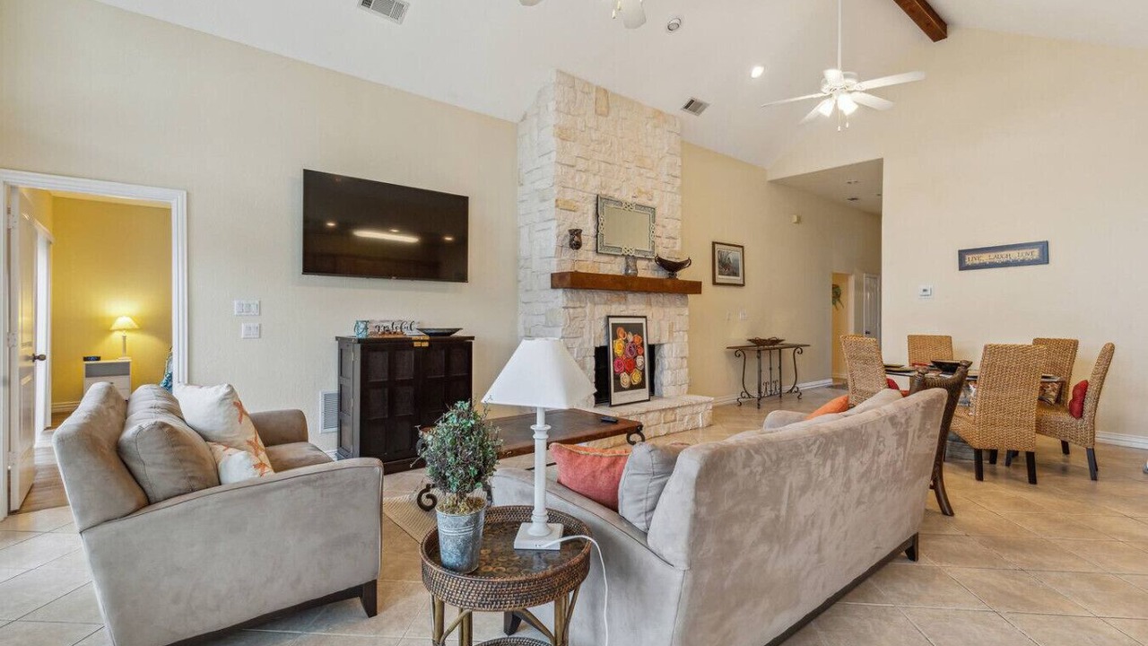 Photo of Livingroom in Gun Barrel City