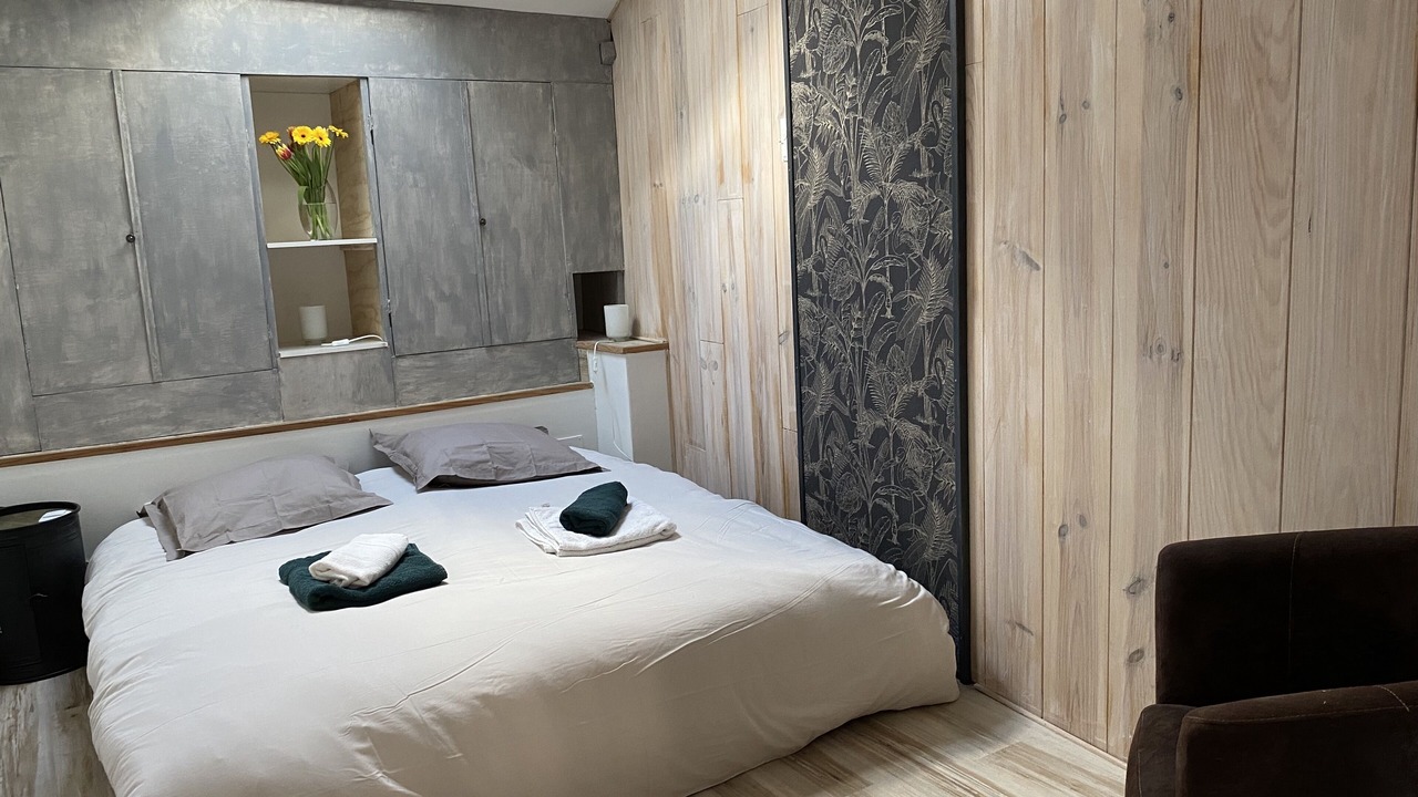 Photo of Bedroom in Anatole France