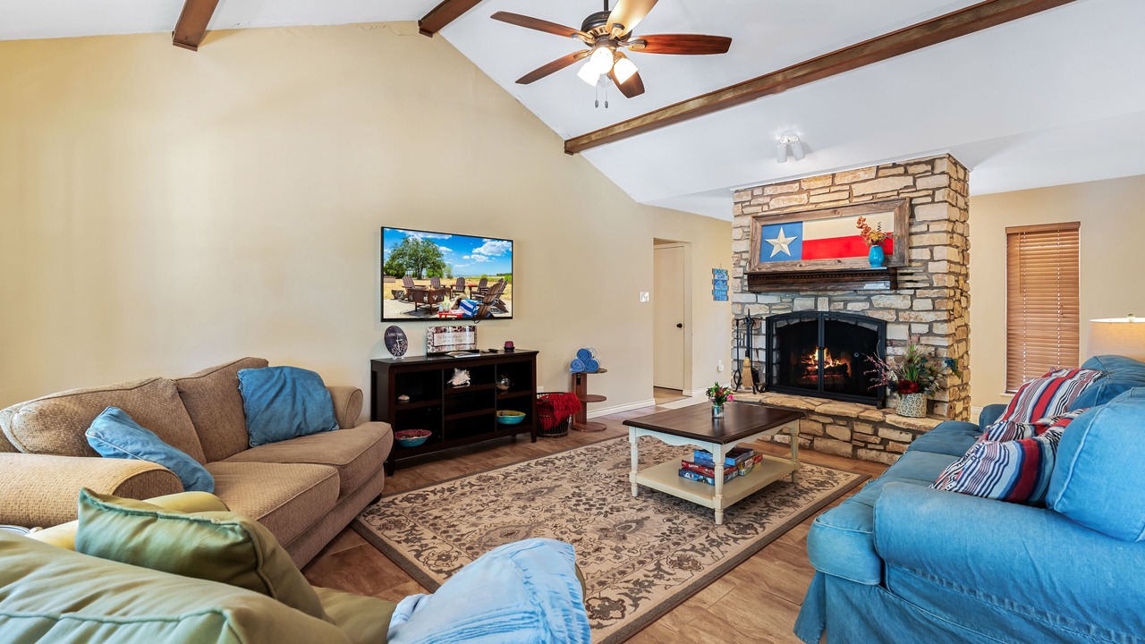 Photo of Livingroom in Buchanan Dam