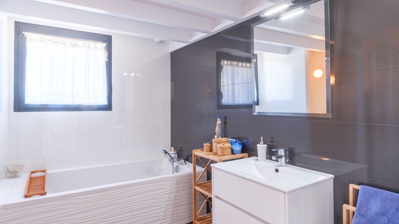 Photo of Bathroom in Lanton