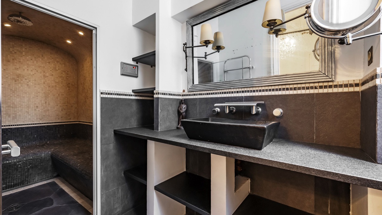 Photo of Bathroom in Quartier de la Plaine-de-Monceaux