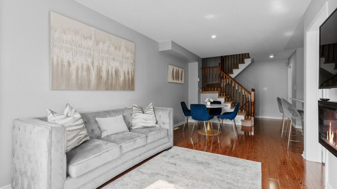Photo of Livingroom in Ajax
