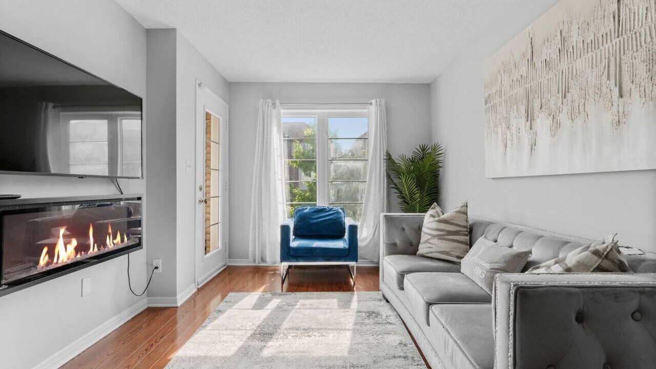 Photo of Livingroom in Ajax