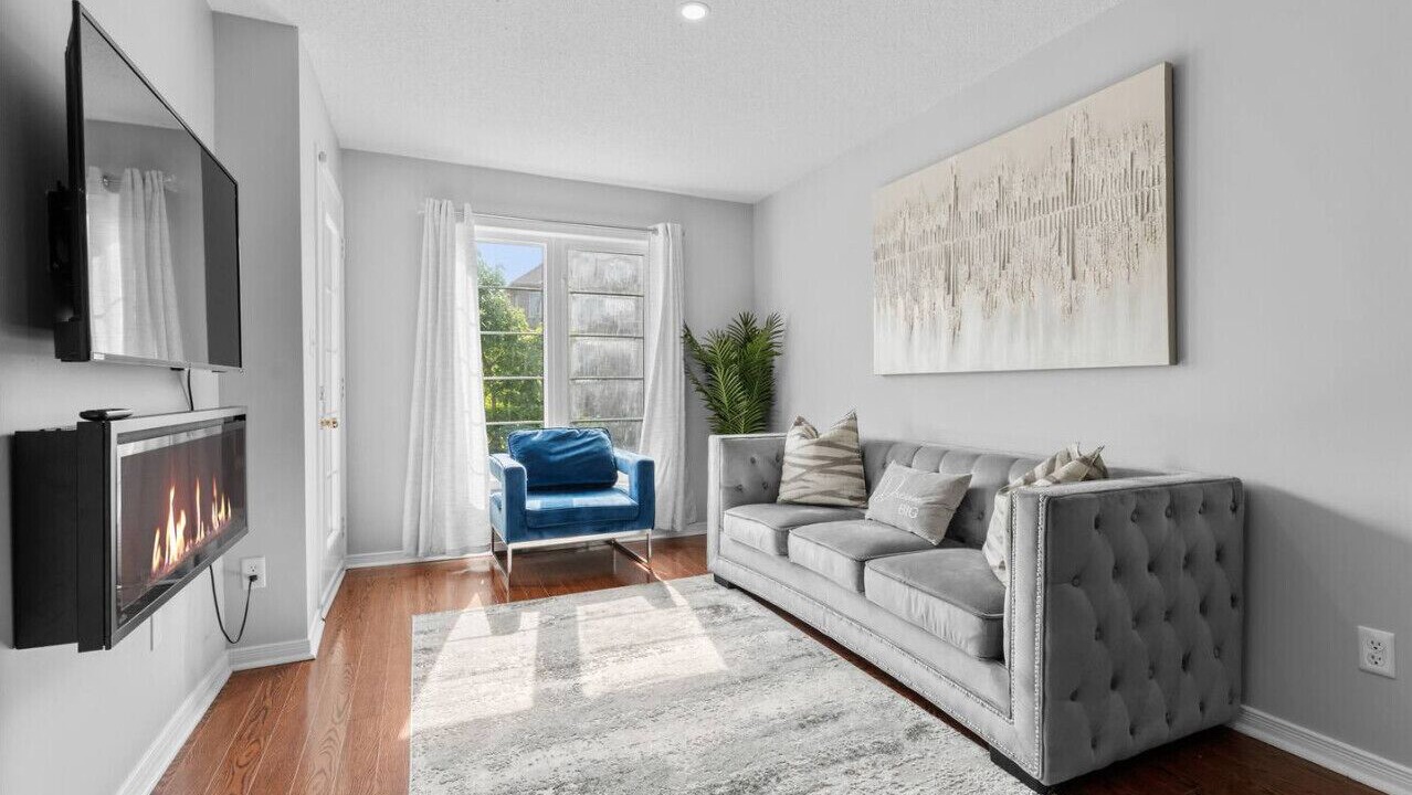 Photo of Livingroom in Ajax
