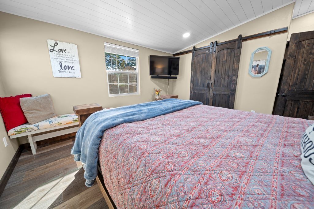 Photo of Bedroom in Edom