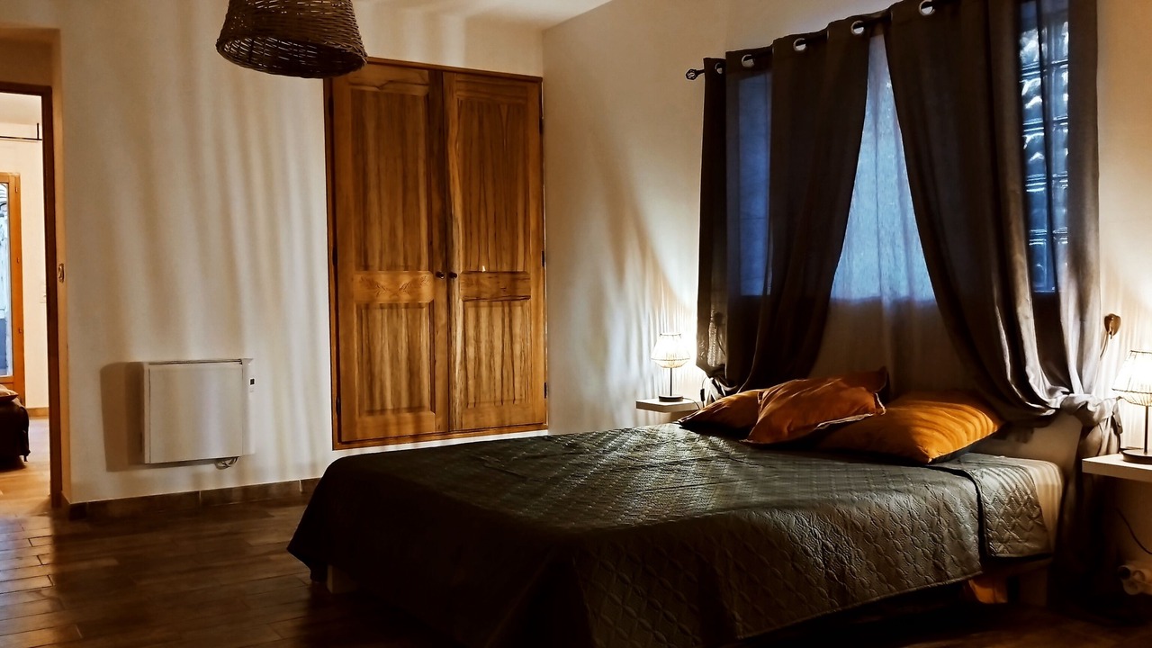 Photo of Bedroom in Orange
