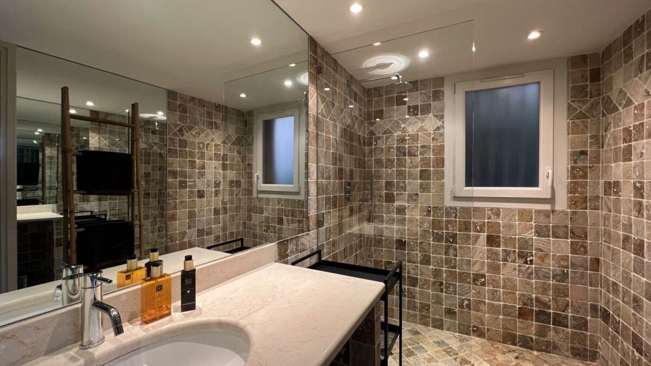 Photo of Bathroom in Hyeres City Centre