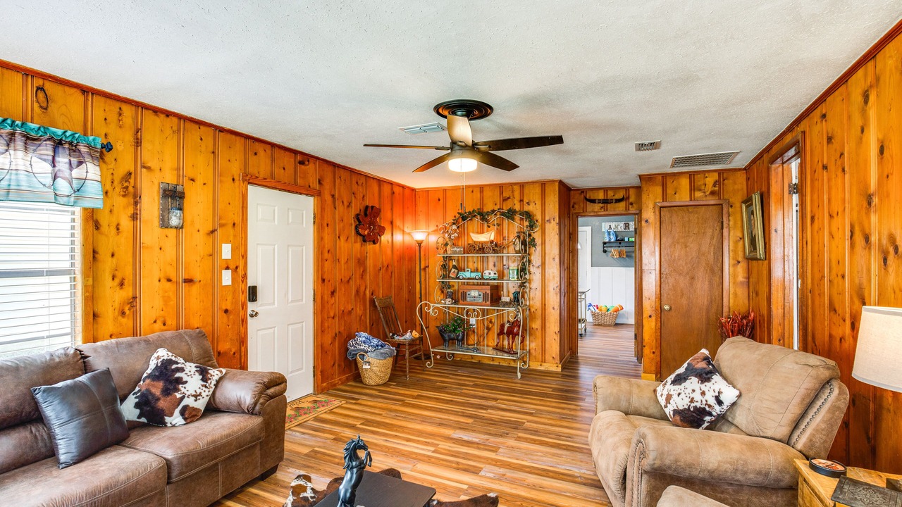 Photo of Livingroom in Grapeland