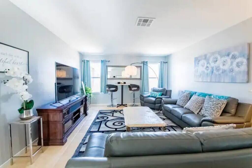Photo of Livingroom in Highland Hills
