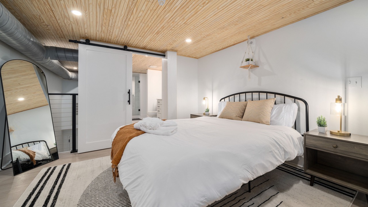 Photo of Bedroom in Central City
