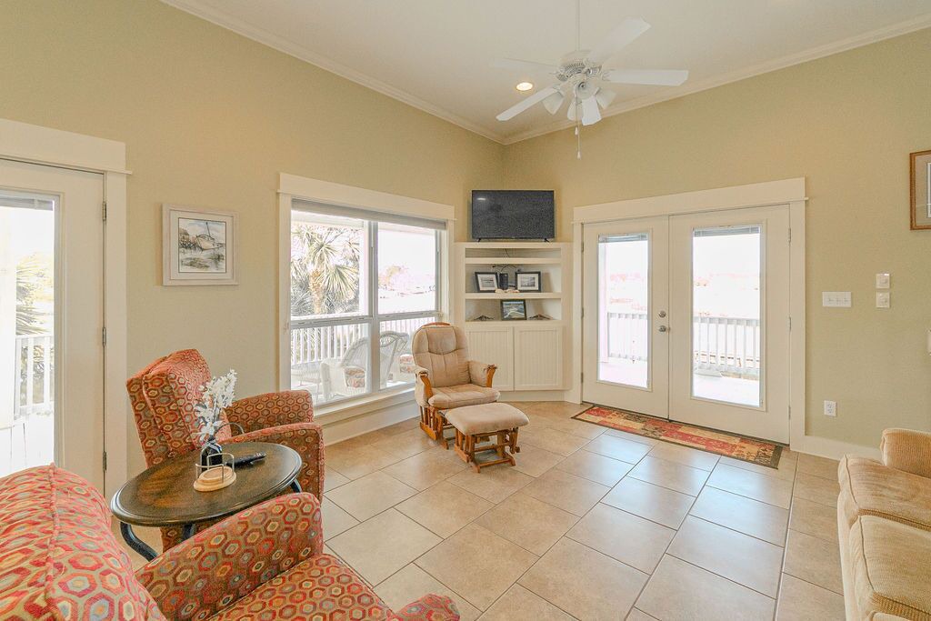 Photo of Livingroom in Shoreline Park