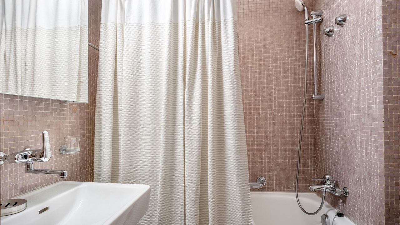 Photo of Bathroom in District 6