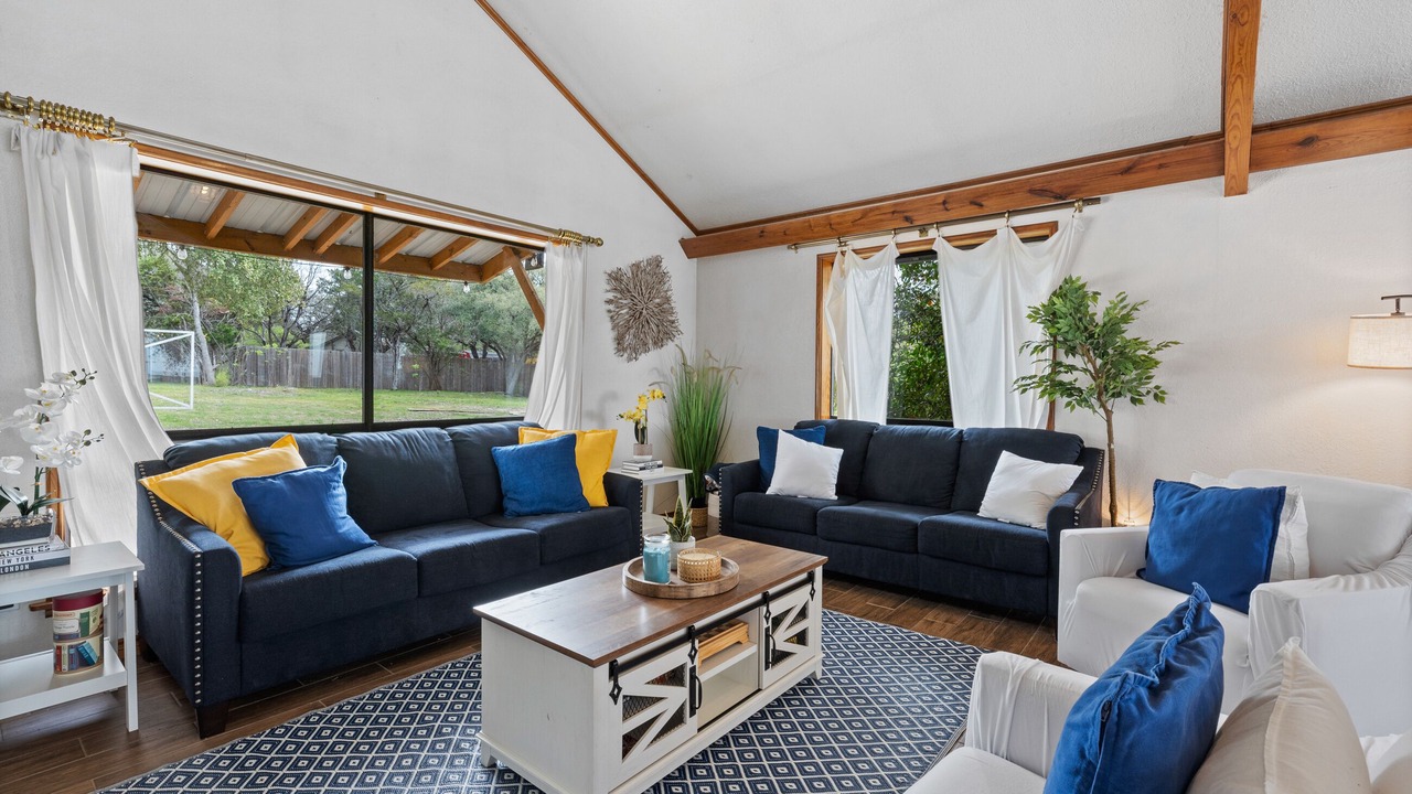 Photo of Livingroom in Leon Junction