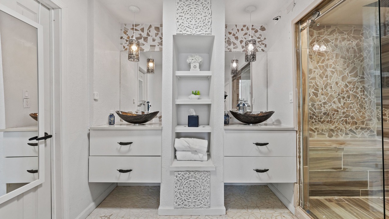 Photo of Bathroom in Leon Junction