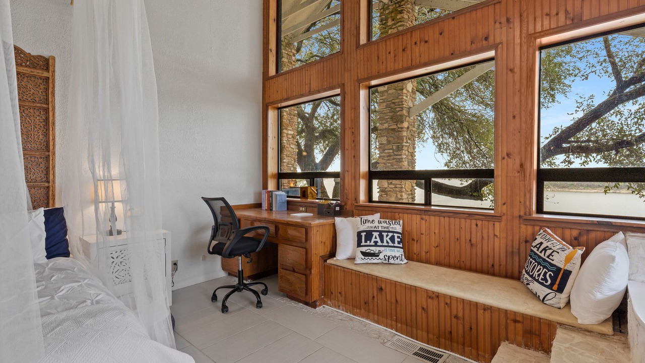 Photo of Bedroom in Leon Junction