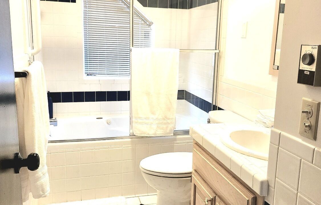 Photo of Bathroom in Lakeview