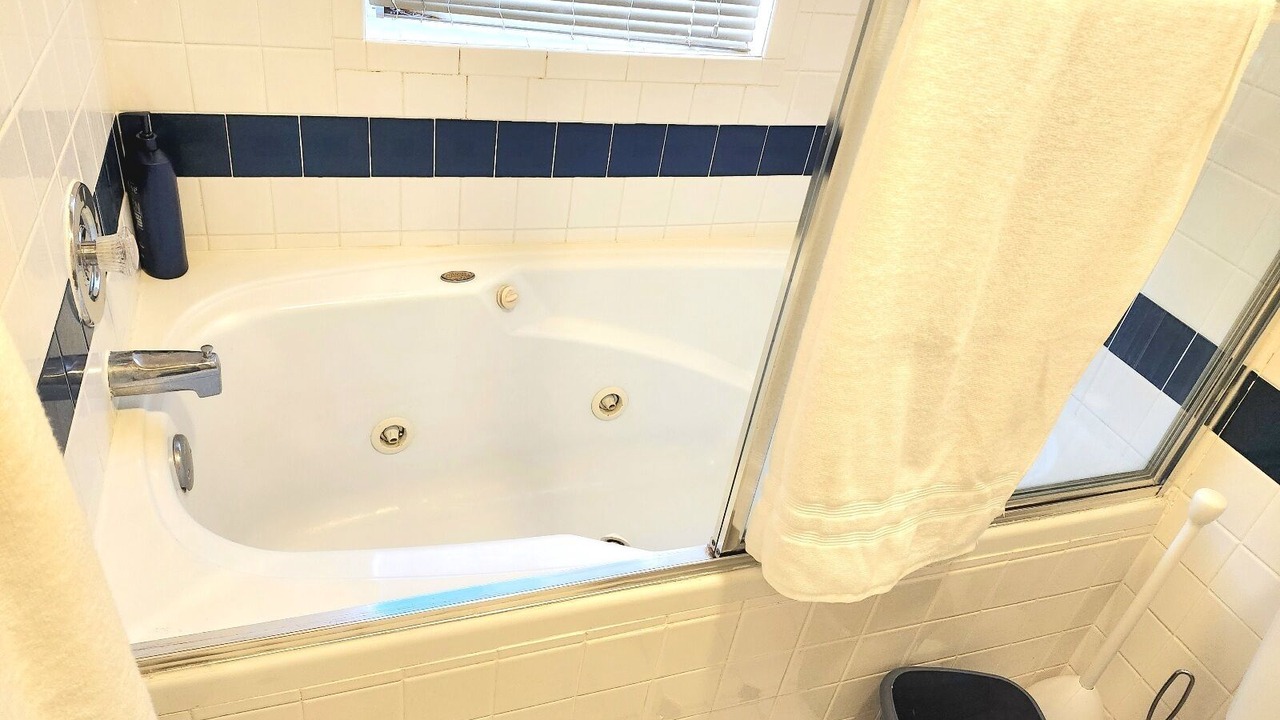 Photo of Bathroom in Lakeview