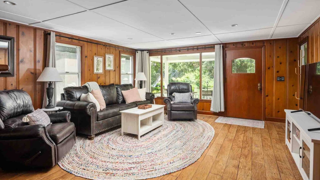 Photo of Livingroom in Stafford - Tualatin Valley