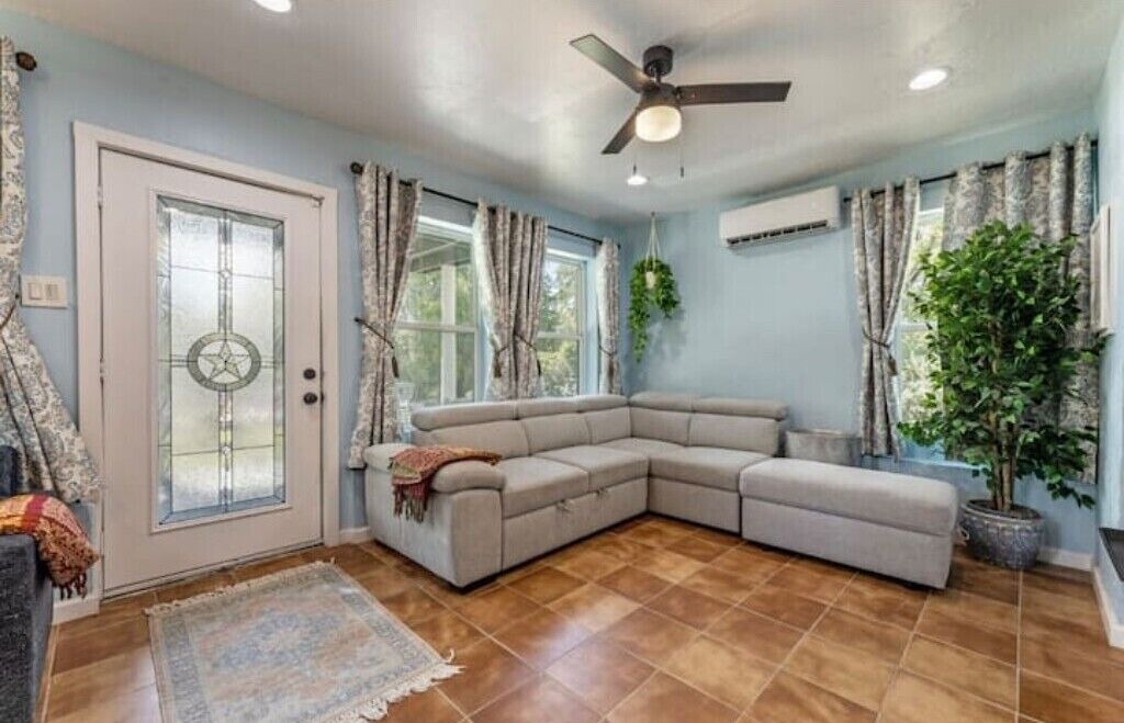 Photo of Livingroom in Quinlan
