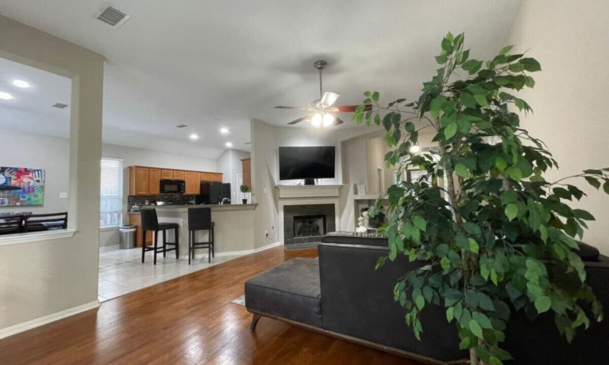Photo of Livingroom in Alden Bridge