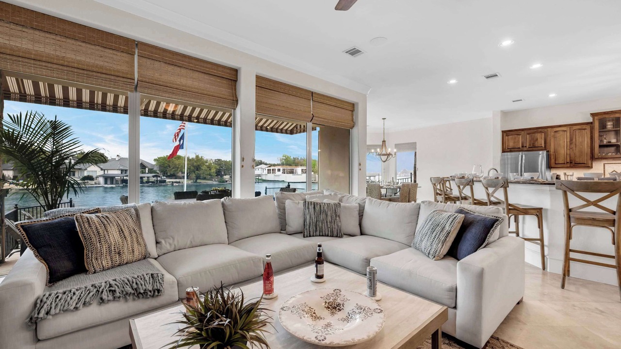Photo of Livingroom in Horseshoe Bay West
