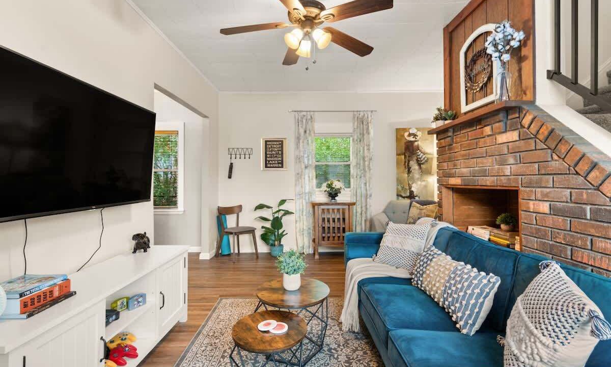 Photo of Livingroom in Kamm's Corners