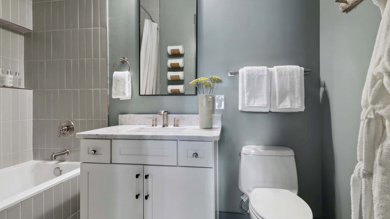 Photo of Bathroom in Thunderbolt