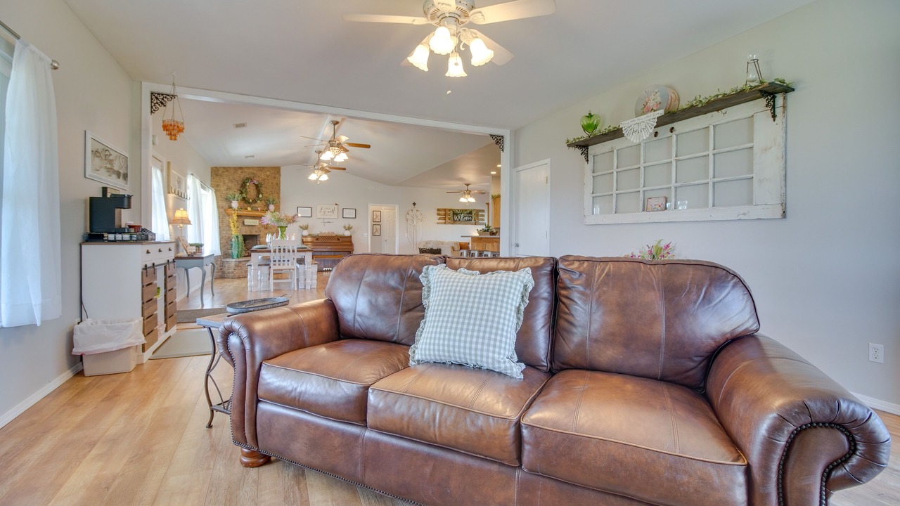 Photo of Livingroom in Bates