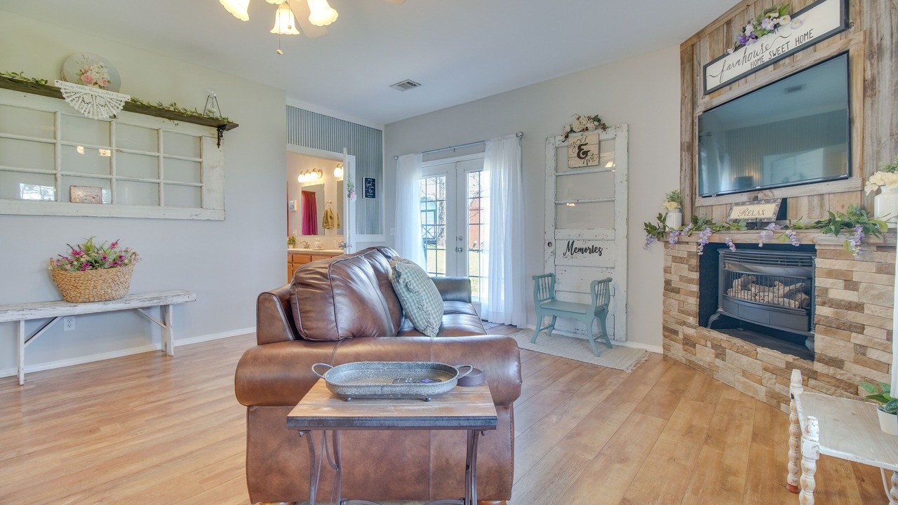 Photo of Livingroom in Bates