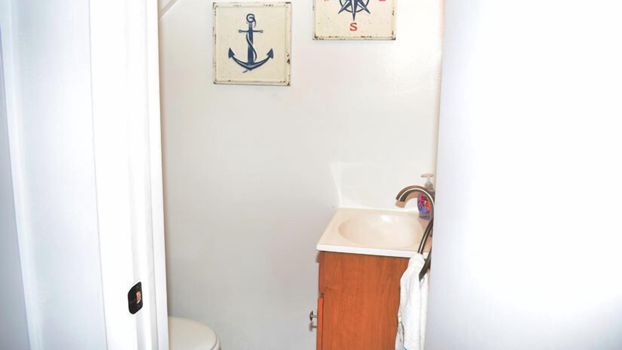 Photo of Bathroom in Deep Hole