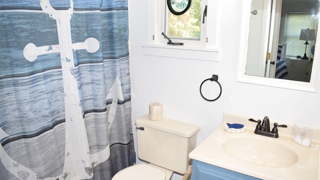 Photo of Bathroom in Deep Hole