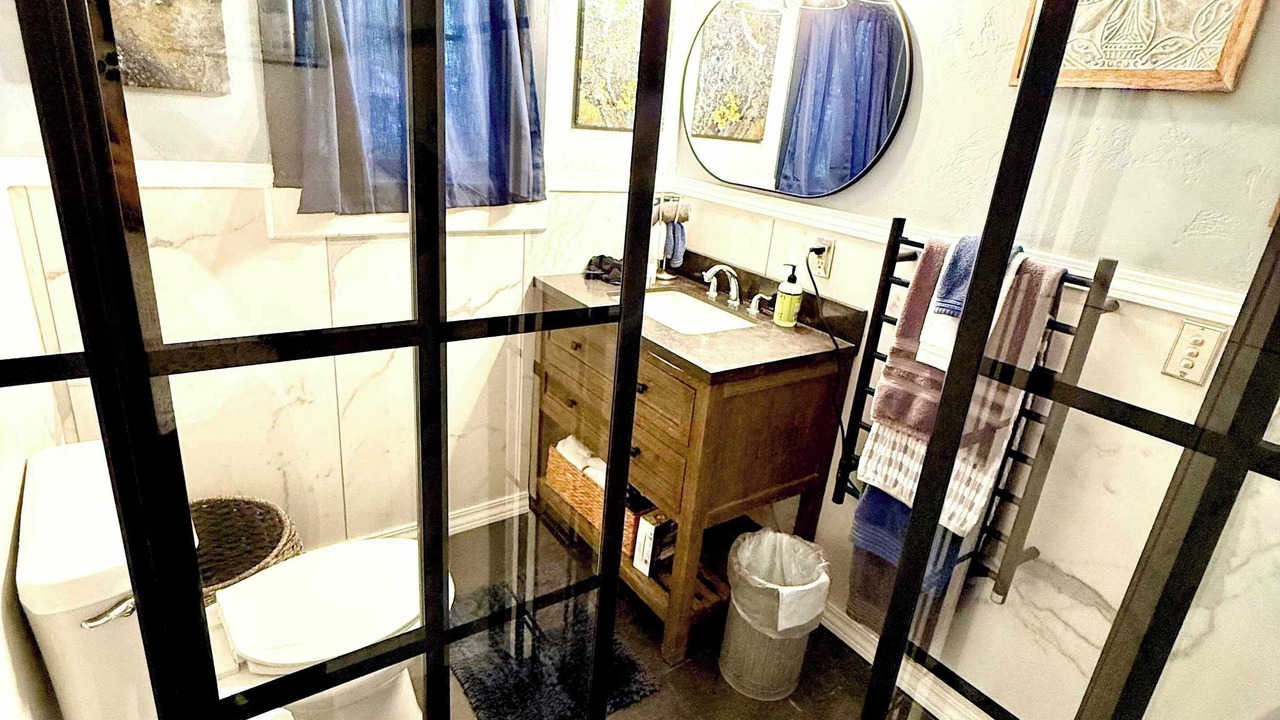 Photo of Bathroom in Eureka Springs Historic District