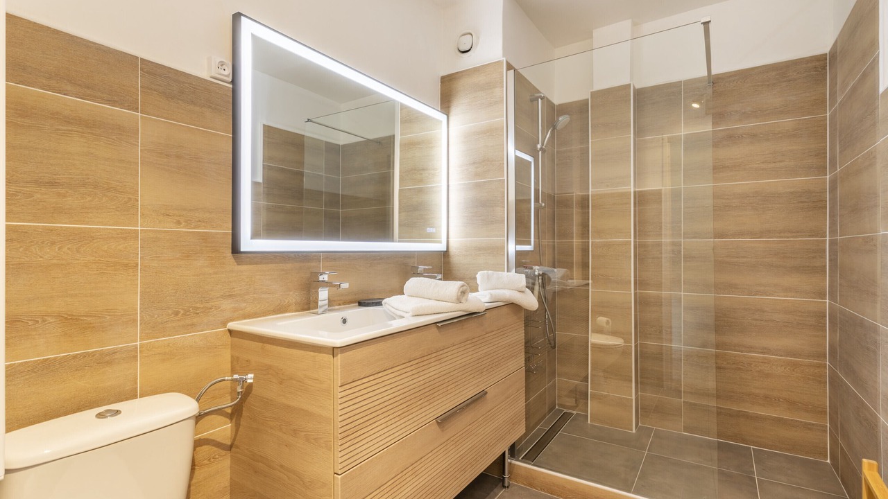 Photo of Bathroom in Hyeres City Centre