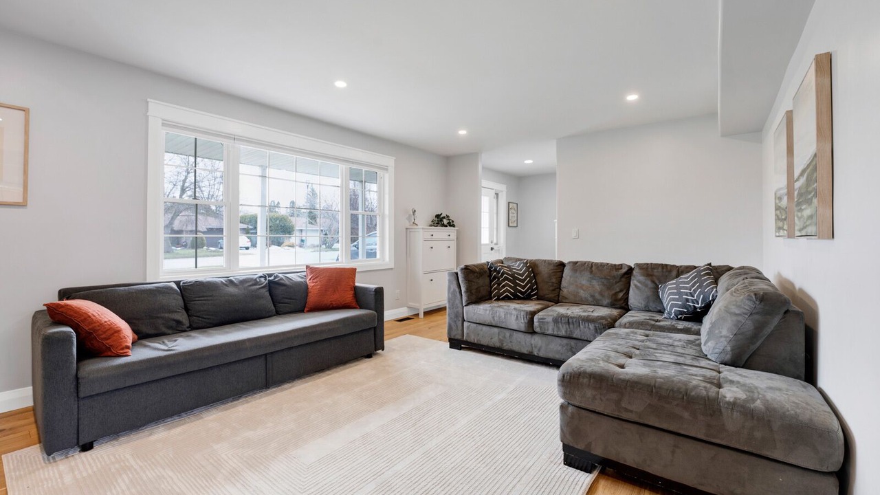 Photo of Livingroom in Amherstview
