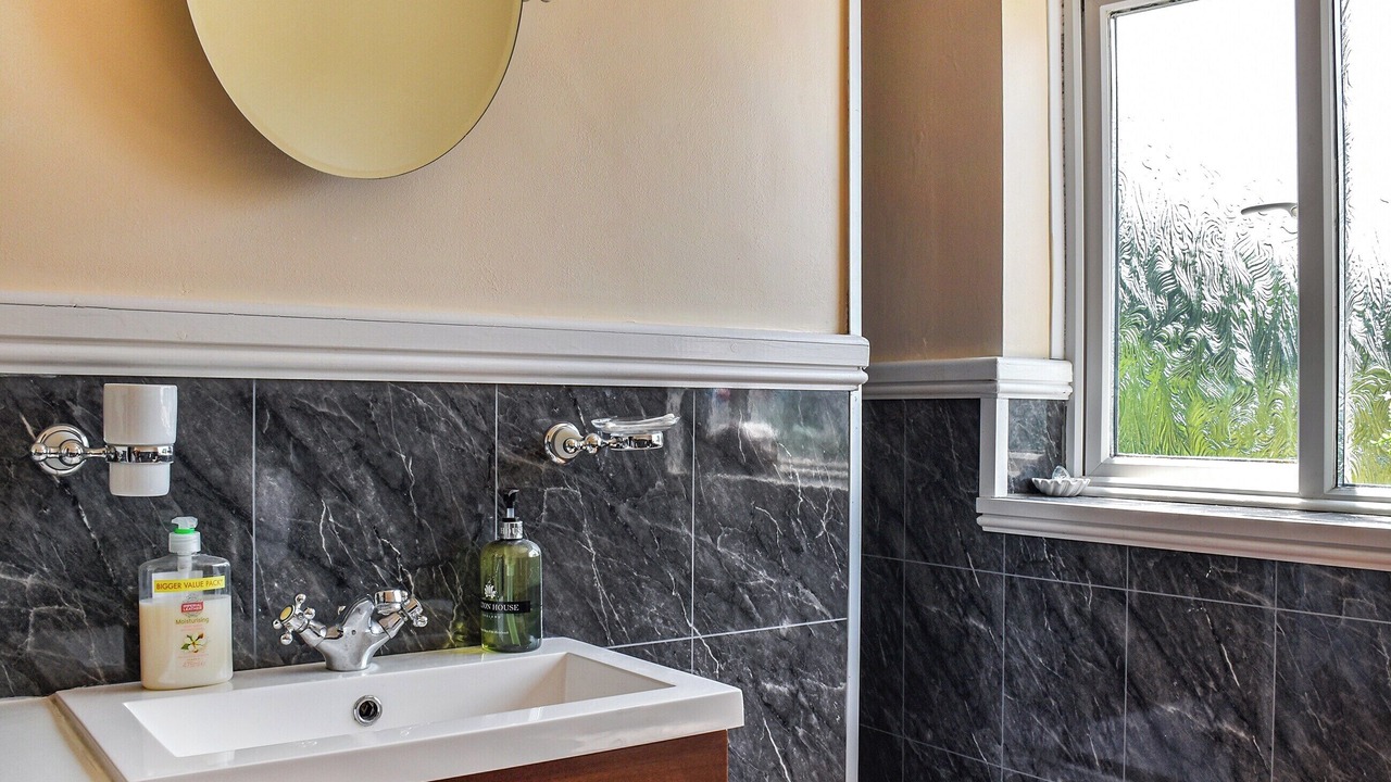 Photo of Bathroom in Pont Yates