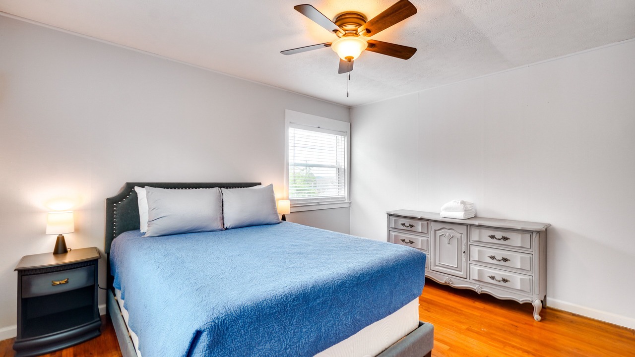 Photo of Bedroom in Oak Ridge