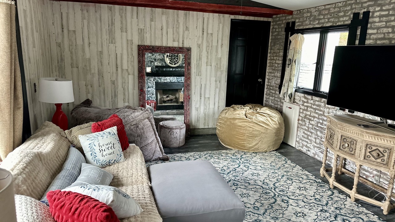 Photo of Livingroom in Boston Heights