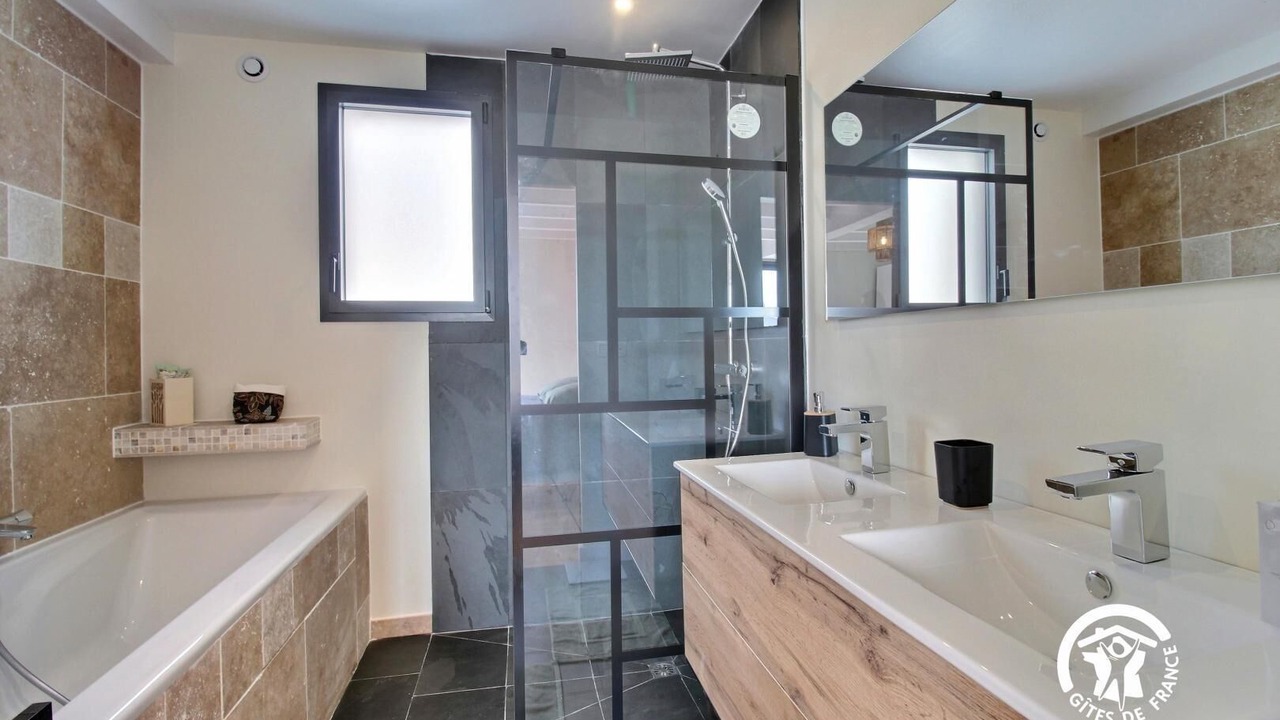 Photo of Bathroom in Locmaria