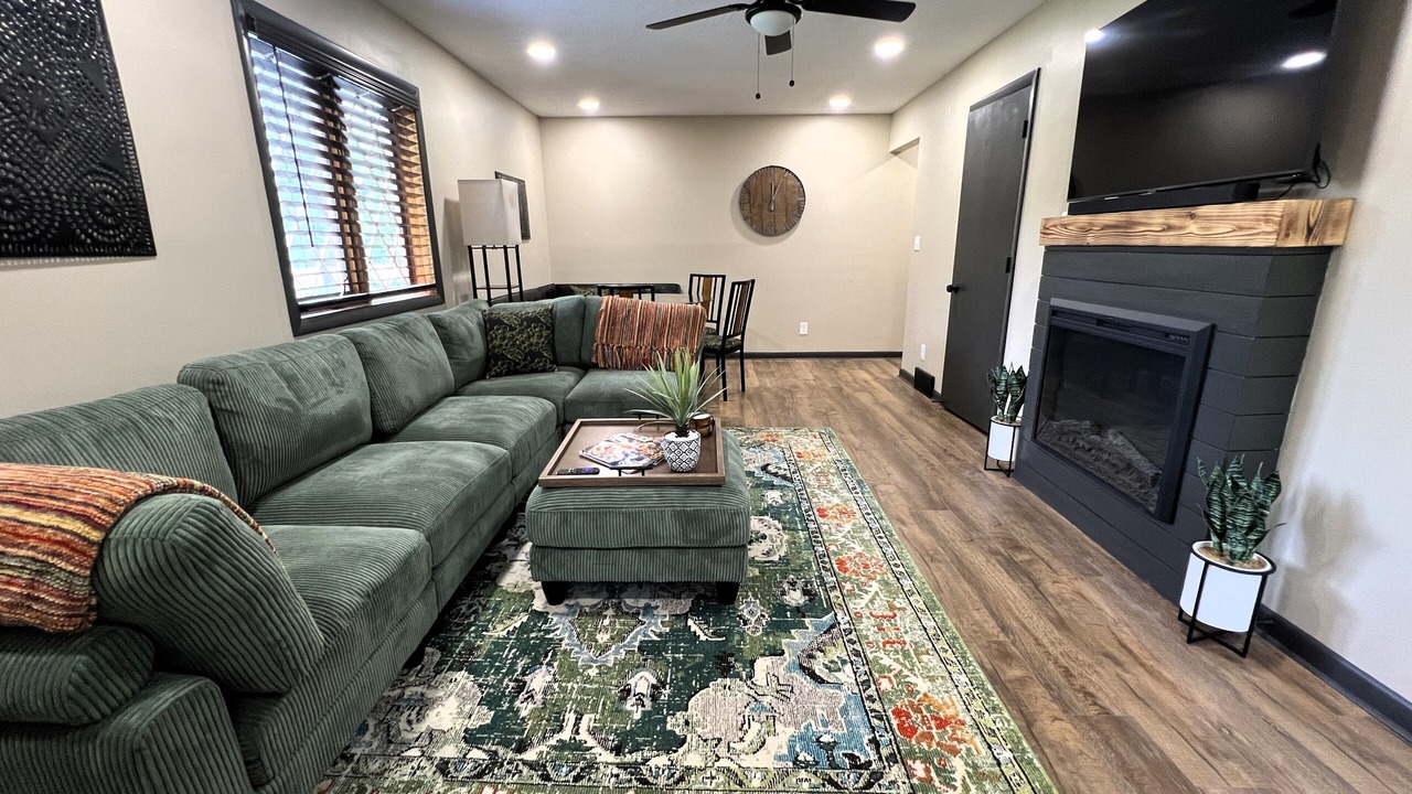 Photo of Livingroom in Summit Station