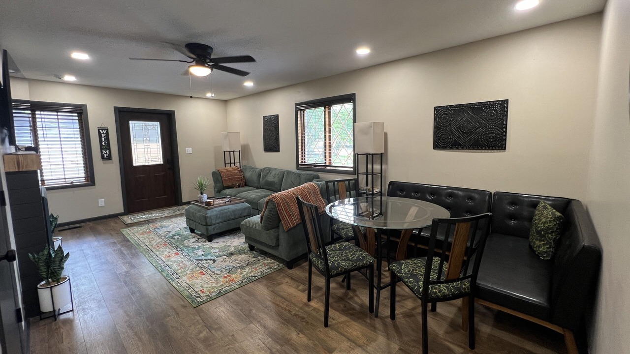 Photo of Livingroom in Summit Station