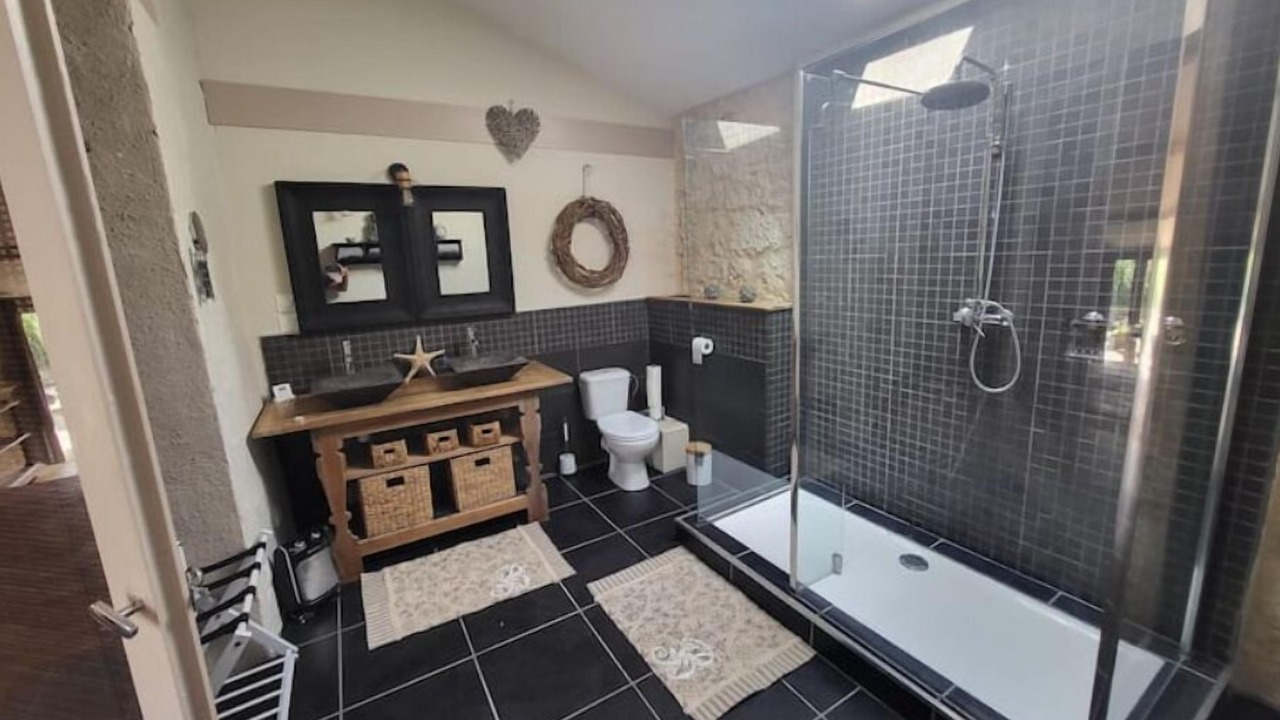 Photo of Bathroom in Engayrac